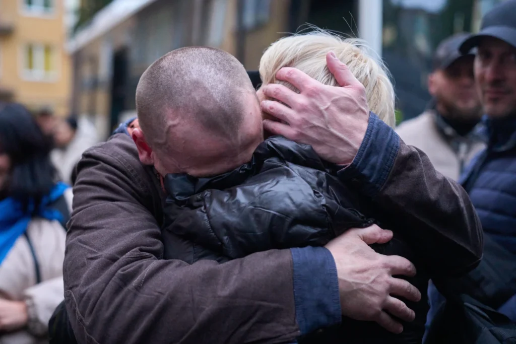  A soldier returning from Russian captivity hugs his wife during a POW exchange between Russia and Ukraine in Chernyhiv region, Ukraine, Thursday, Oct. 2, 2025