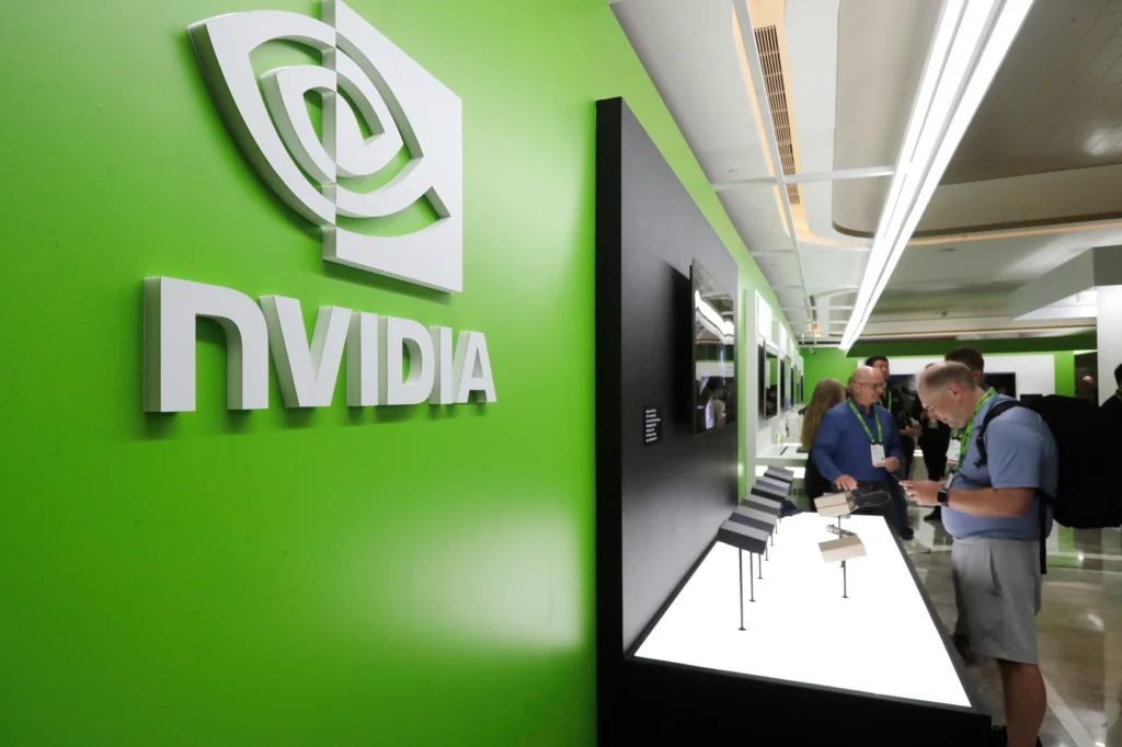 Varias personas miran los nuevos productos de Nvidia en la exhibición Computex 2025 en Taipéi, Taiwán, el miércoles 21 de mayo de 2025.